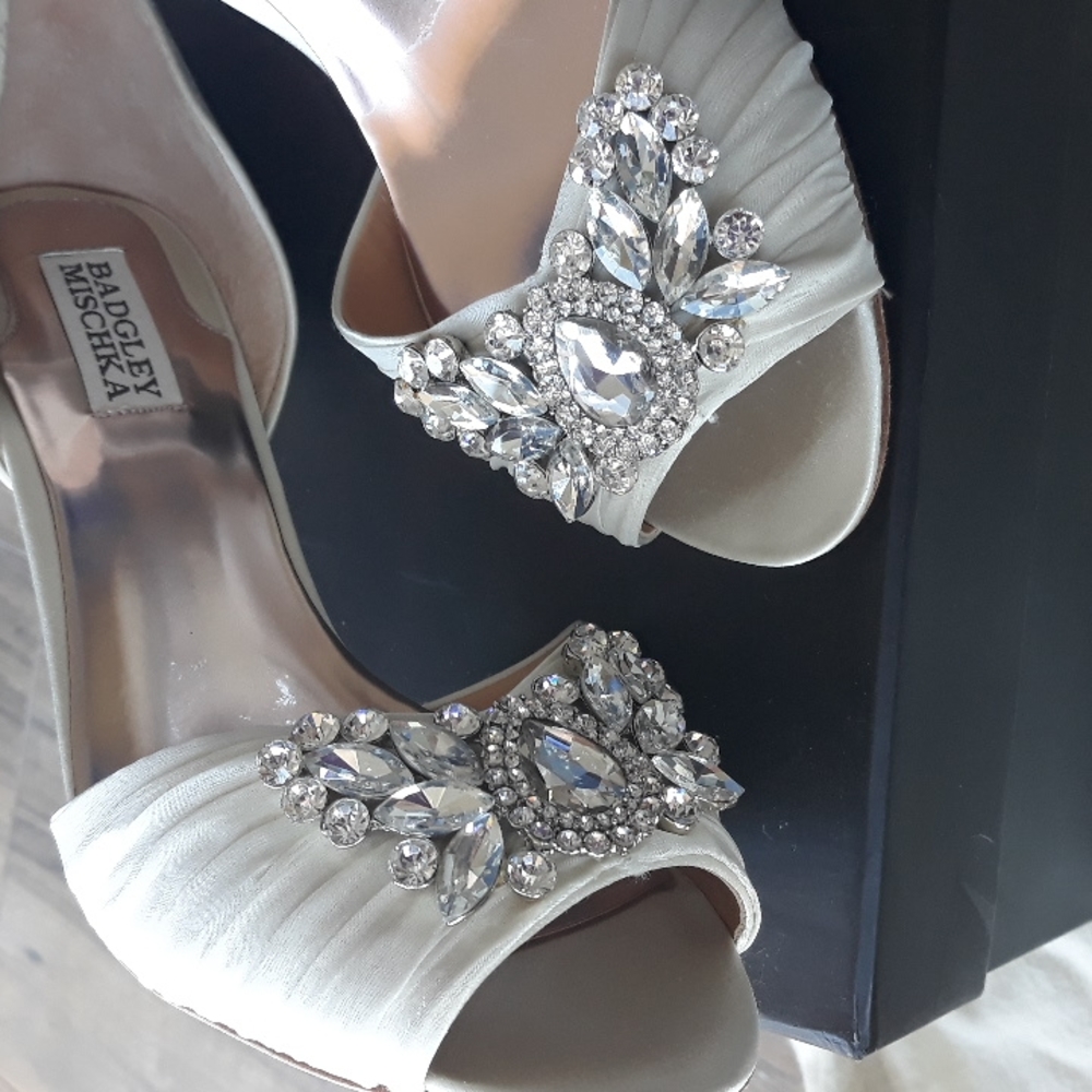 Badgley Mischka Scarlett Ivory Satin Heels Size 8
